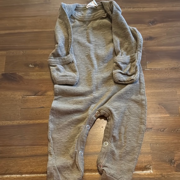 Kate Quinn set of 4 0-3 month-6-12 month gently used unisex - Picture 4 of 9